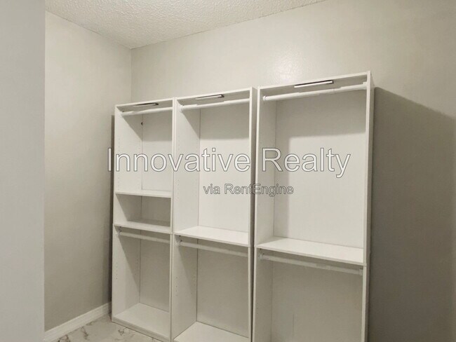 Building Photo - 6400 Lake Horseshoe Dr