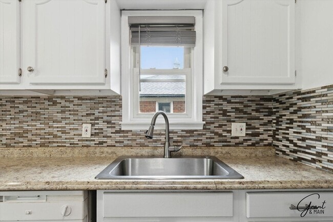 Building Photo - $1250 4 bedroom