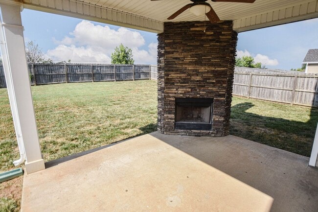 Building Photo - Pet Friendly Three Bedroom!