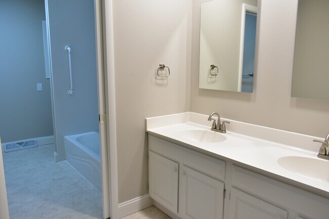 Building Photo - 1208 Oak St N