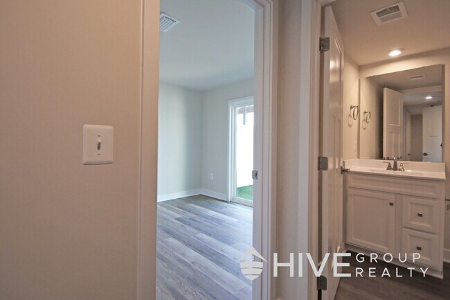 Building Photo - Spacious 4-Bed, 3.5-Bath with Garage!