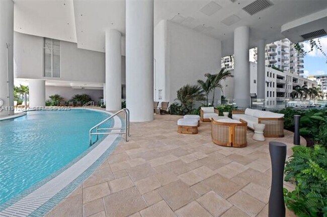 Building Photo - 700 NE 24th St