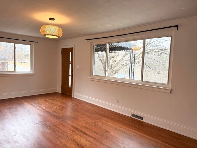 Building Photo - Beautiful Brick Home in Prime Hickory Location – Spacious Layout & Hardwood Floors!