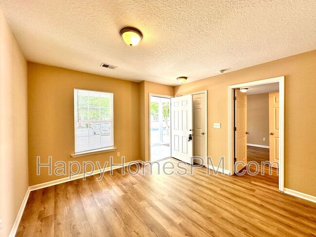 Building Photo - 7888 Montview Rd