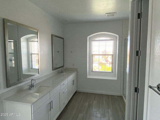 Building Photo - 4077 S Sabrina Dr