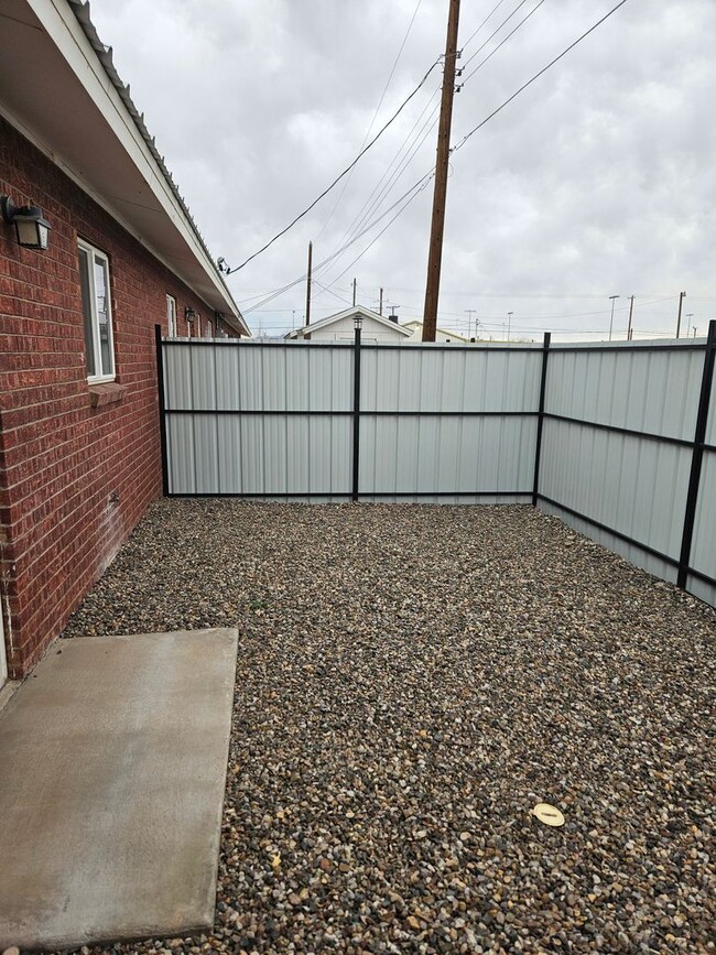 Building Photo - Newly remodeled, fully furnished, 2 bedroo...