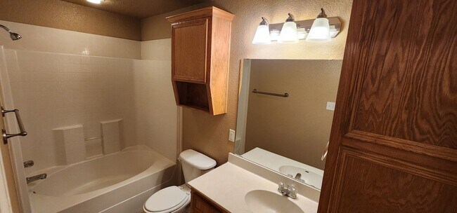 Building Photo - 3 Bedroom / 2 Bath Duplex – Text 201-231-7228 or Call 254-634-7698 for more info