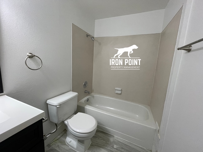 Building Photo - Historic North End duplex close to Hyde Park & Downtown Boise