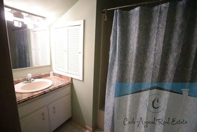 Building Photo - Beautiful 2 bedroom / 2 bath condo - sunro...