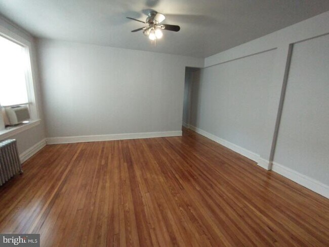 Primary Photo - 307 Dolphin St
