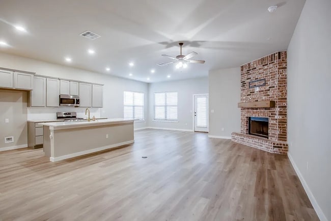 Building Photo - Amazing Four Bedroom in South Lubbock - Ab...