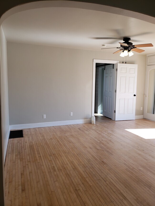 Living room - 111 E Jackson St