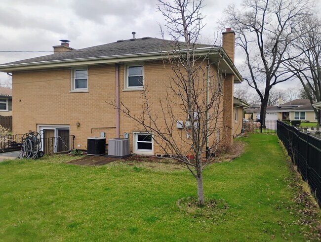Building Photo - 904 S Edward St