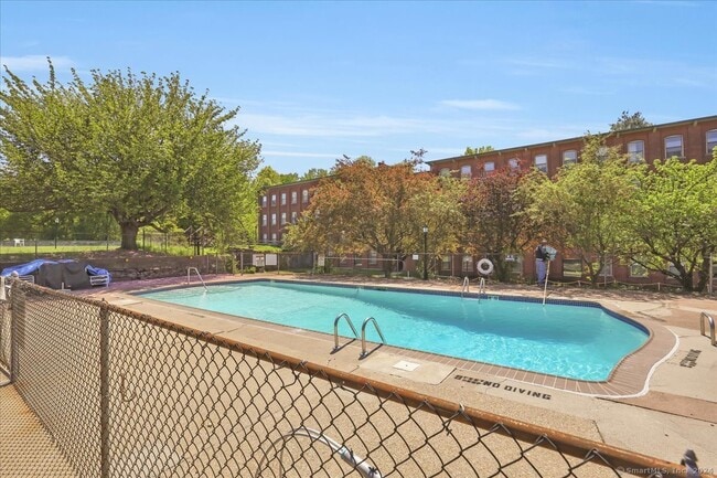 Building Photo - 222 Williams St E