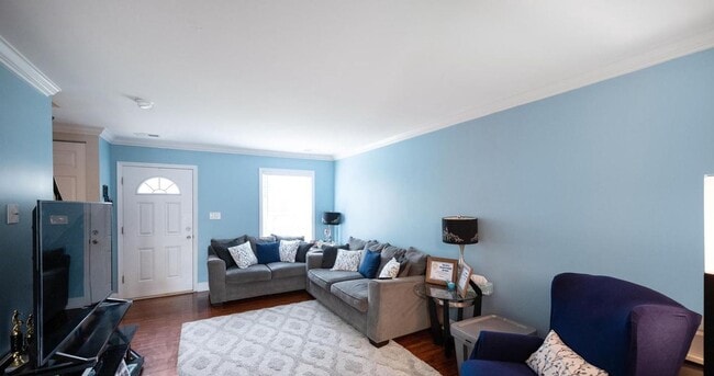 Building Photo - Exceptionally maintained townhouse in Fred...