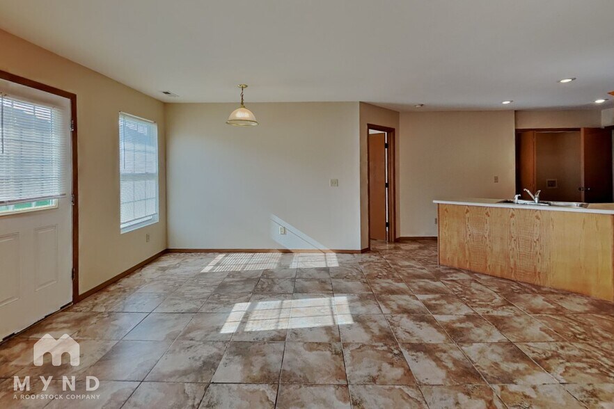 Building Photo - 1120 S Clifton Ave