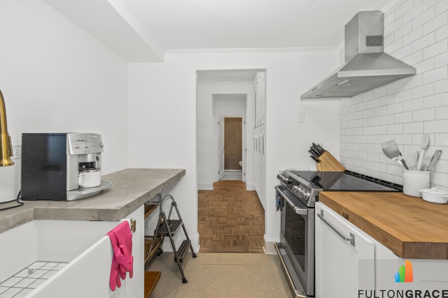 Building Photo - 2100 N Lincoln Park W