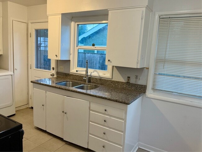 Building Photo - 5303 NE 72nd Ave.