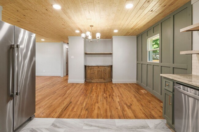 Building Photo - 614 Holland Ct SW