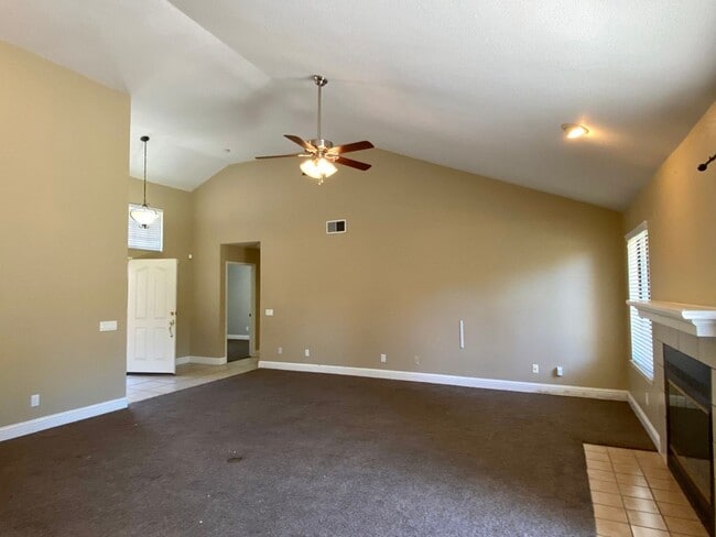 Building Photo - $2,295 Bullard & Fowler, 3 Bedroom - Amber...