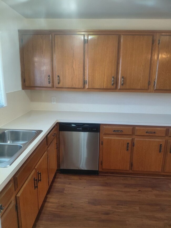 Building Photo - Charming Two Bedroom / One Bath Home! Very Spacious W/ Tons of Character!