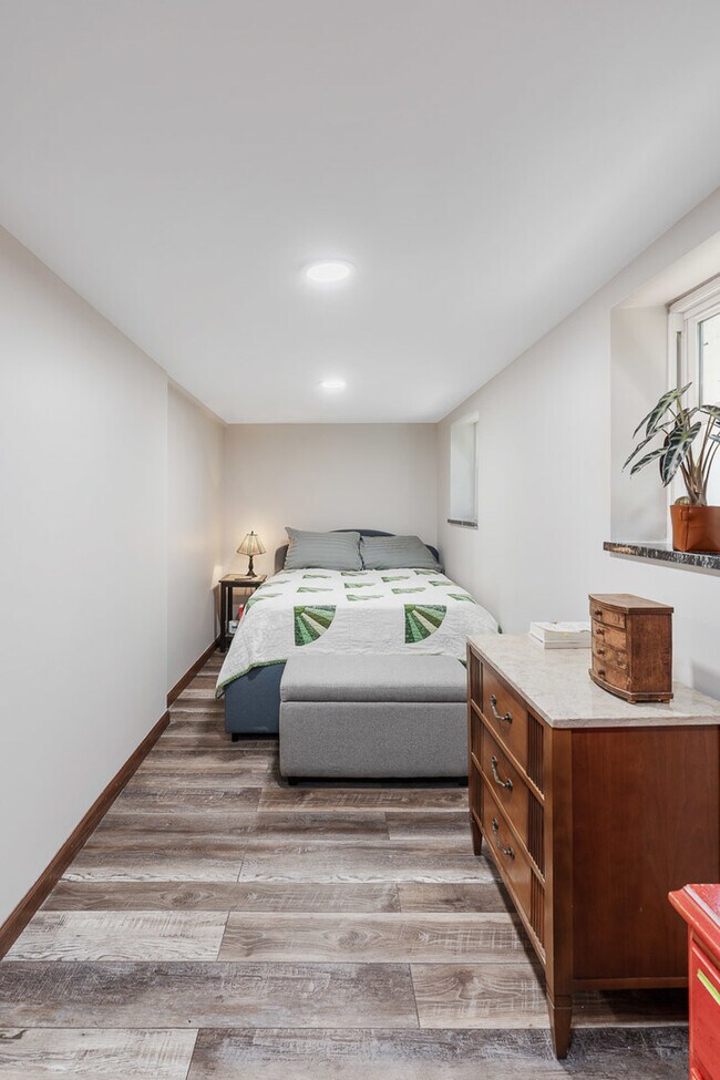 Building Photo - 1301 W Nelson St