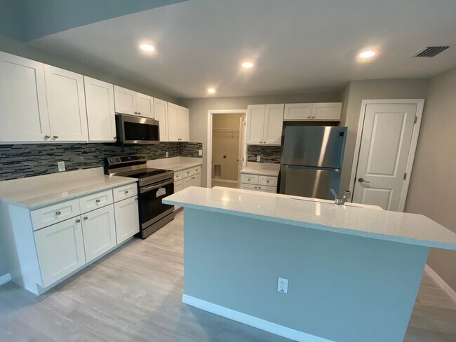 Building Photo - 3019 SW 4th Ave