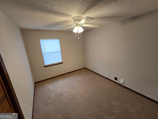 Building Photo - 425 Sunnyside Dr