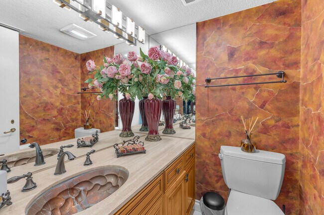 Building Photo - 216 W Kavenish Dr