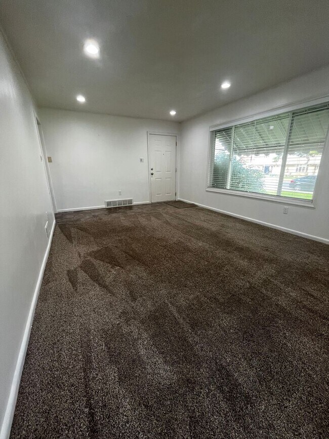 Building Photo - 856 N 300 W