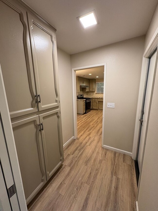 Building Photo - Beautiful Home with solar Rent Ready!