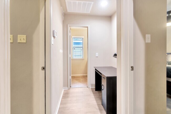 Building Photo - 10 W Lasting Spring Cir