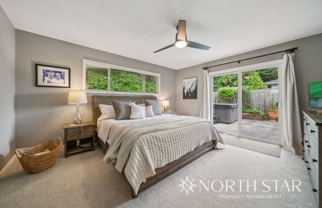 Building Photo - Stylish Mid-Century Modern with Stunning L...