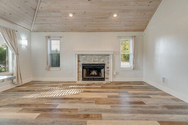 Building Photo - Beautifully Updated Home in Navarre!