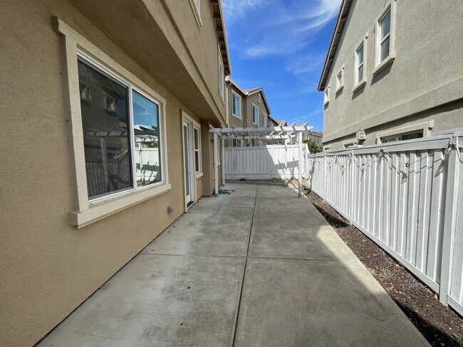 Building Photo - 1348 Encore Dr