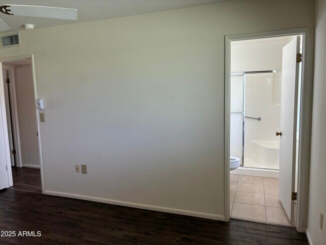 Building Photo - 10120 W Kingswood Cir