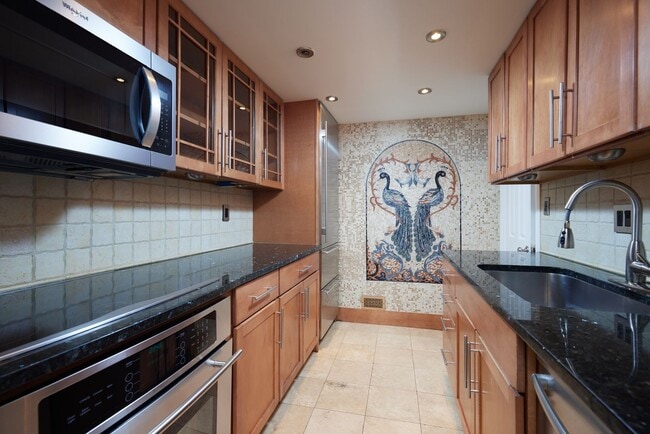 Primary Photo - Large 1,126 sf 1BR/2BA with Den/Office Centrally Located in Georgetown