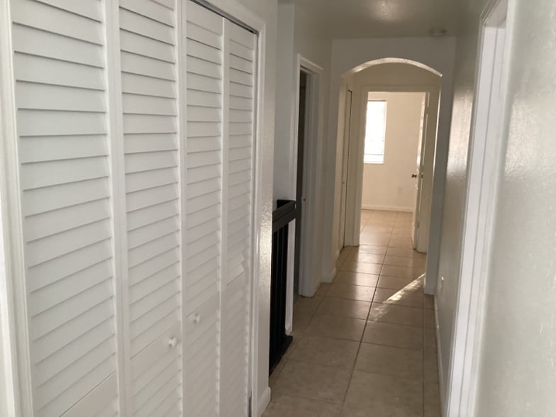 Building Photo - 2736 SE 15th Rd