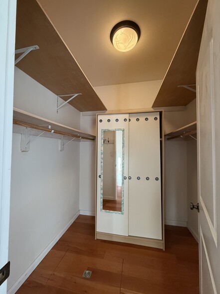 Master walk in closet - 470 Pepper Ave