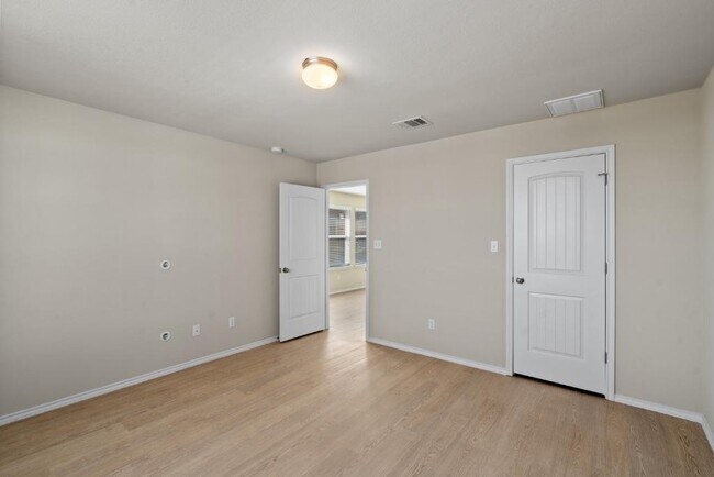 Building Photo - 119 Buescher Cove