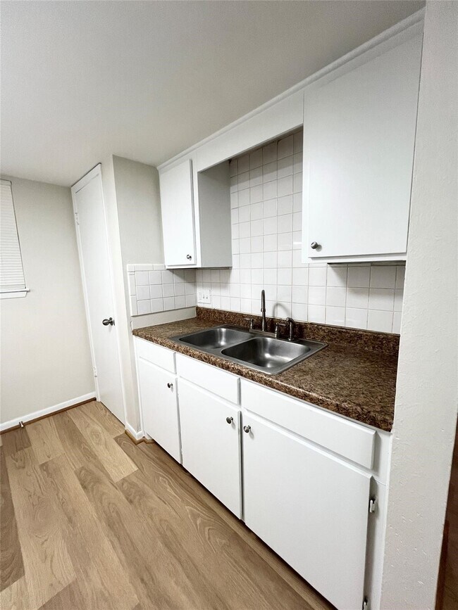 Building Photo - 2400 5th St