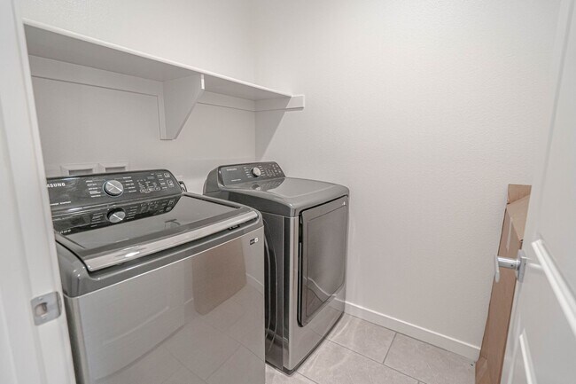 Building Photo - West Creek 3 Bedroom Townhome for Rent in Valencia.