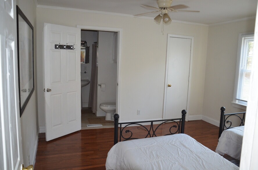 Owners suit /bathroom - 115 Phipps St