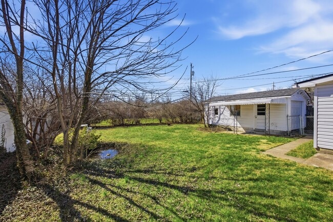 Building Photo - 2147 Palms Dr