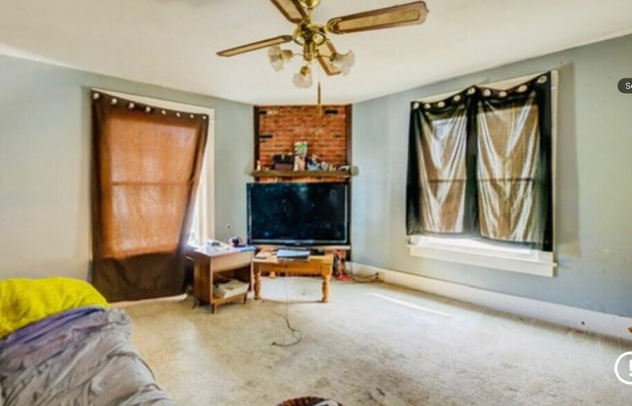 Building Photo - 205 W Fulton St