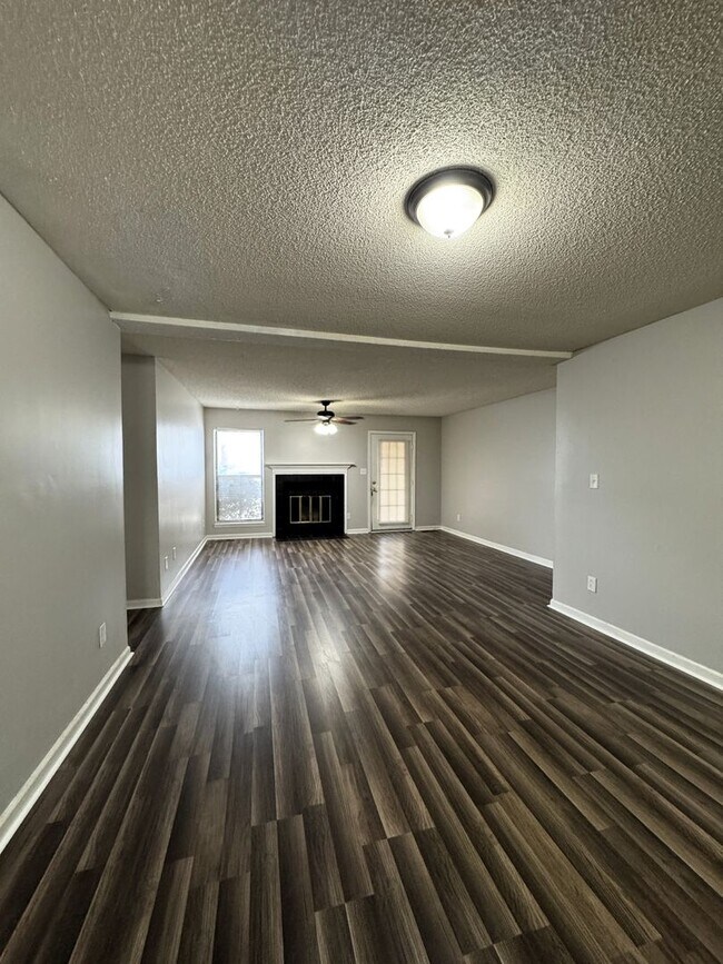 Building Photo - Move In Special: 1/2 Off 1st Month's Rent!