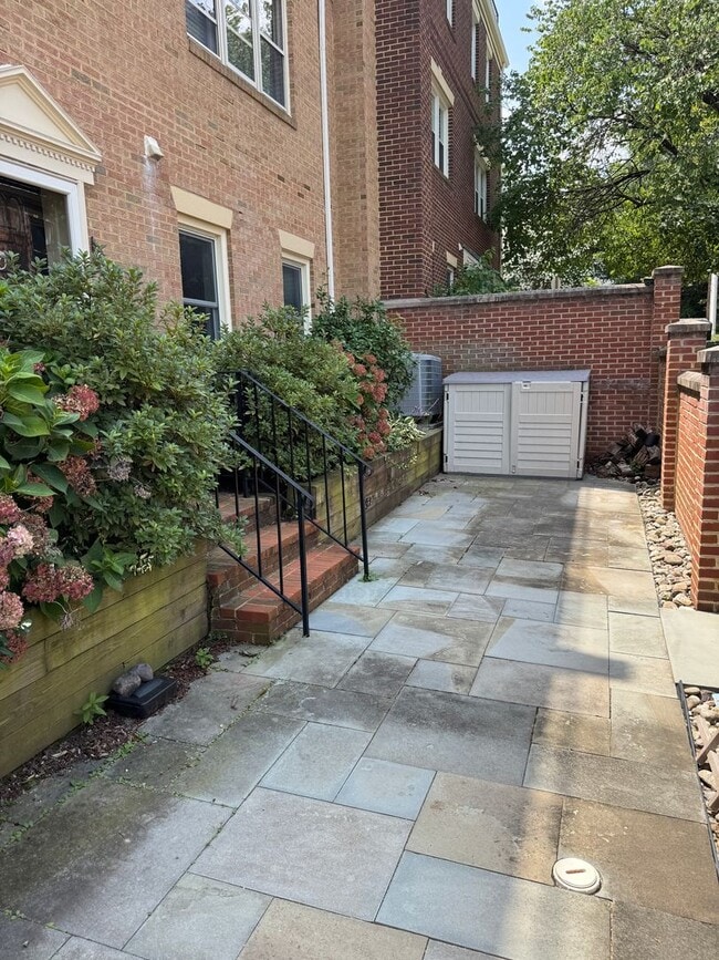 Building Photo - Rare Secluded Two Bedroom Arlington Townho...
