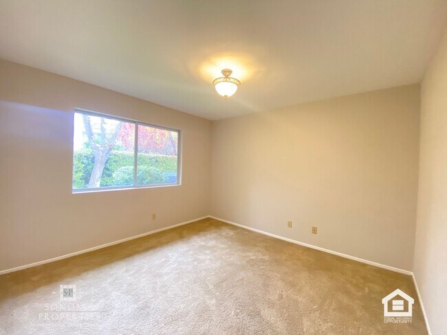 Building Photo - Inviting 1BD/1BA Apartment in Landscaped Sonoma Complex – Close to Everything!