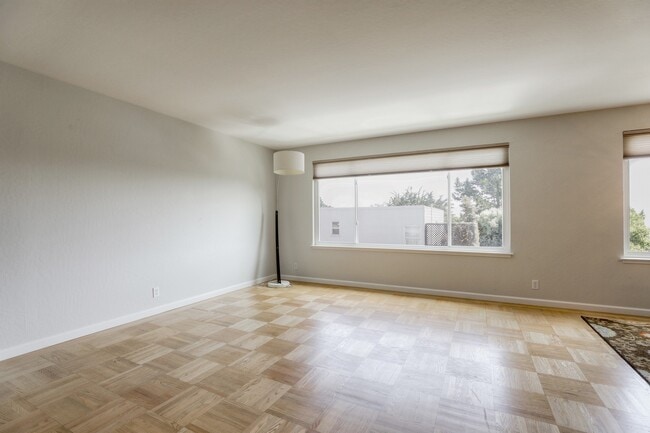 Building Photo - Charming 3 Bedroom and 2 Bath Home in Glen...