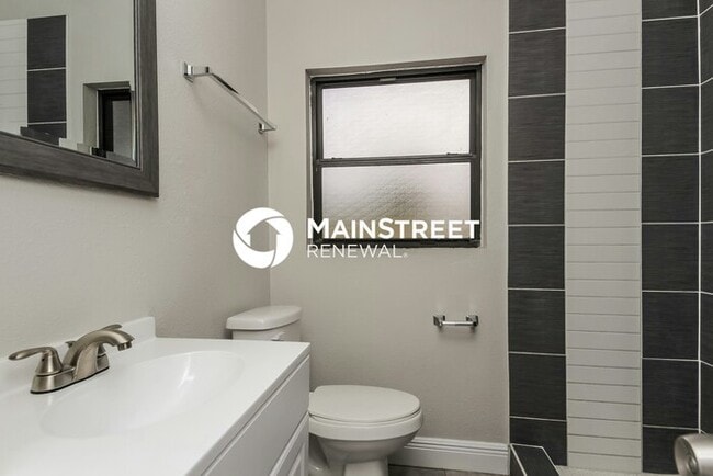 Building Photo - 4 Bedroom Pet-Friendly Home in ORLANDO, FL with Main Street Renewal